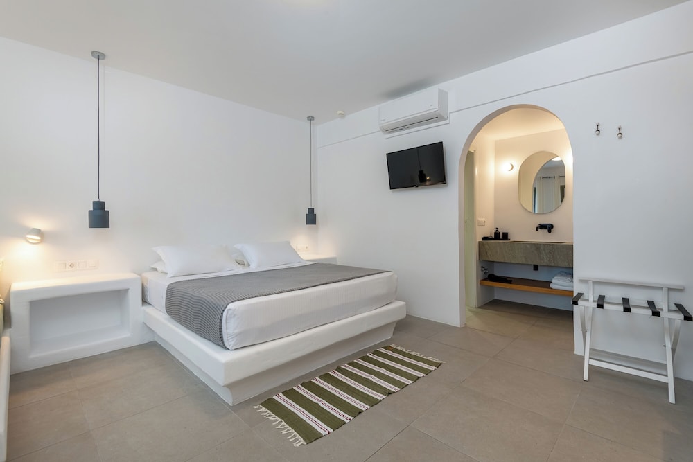 Studio, Queen Bed, Street View, Sofa