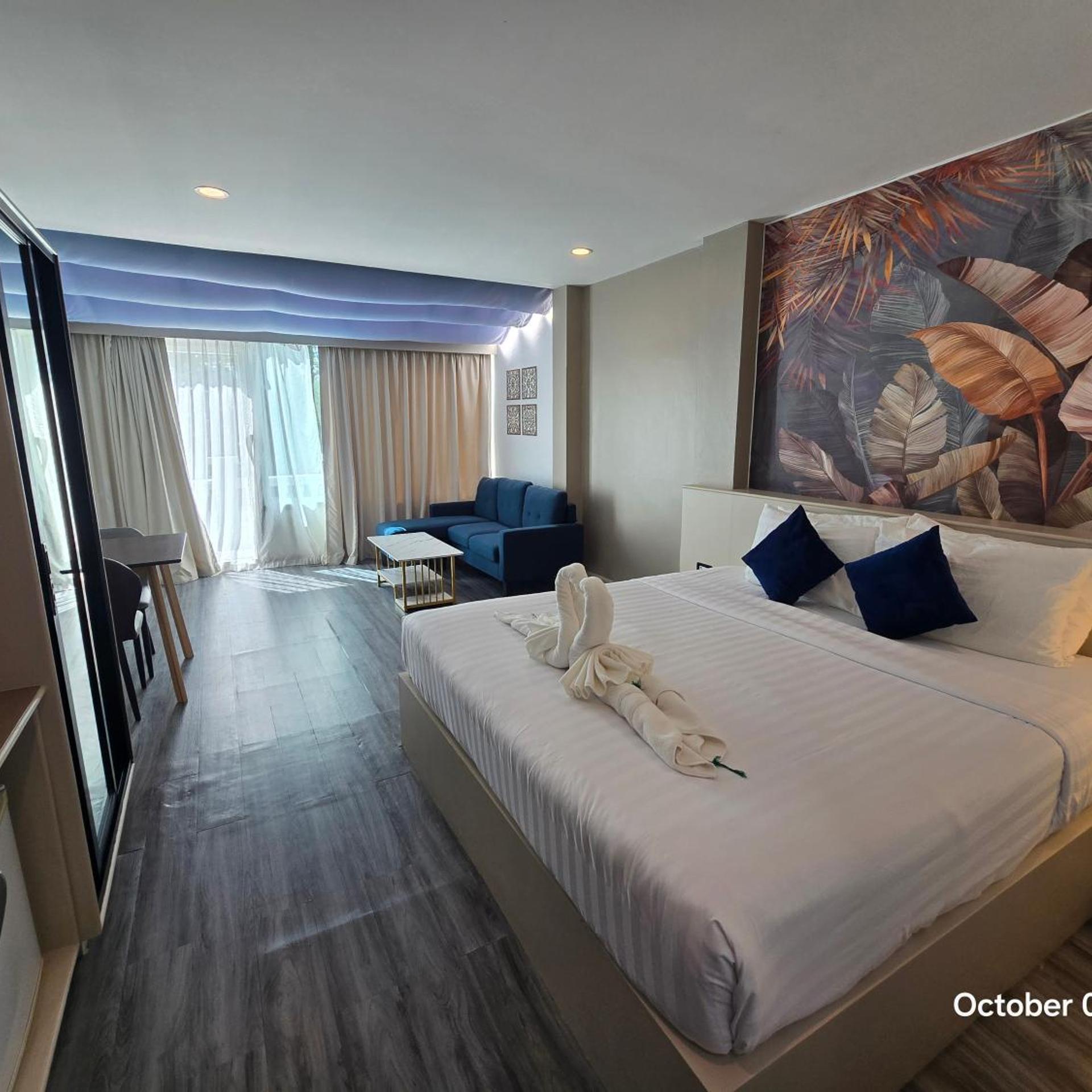 Junior Suite, King Bed, Pool Access