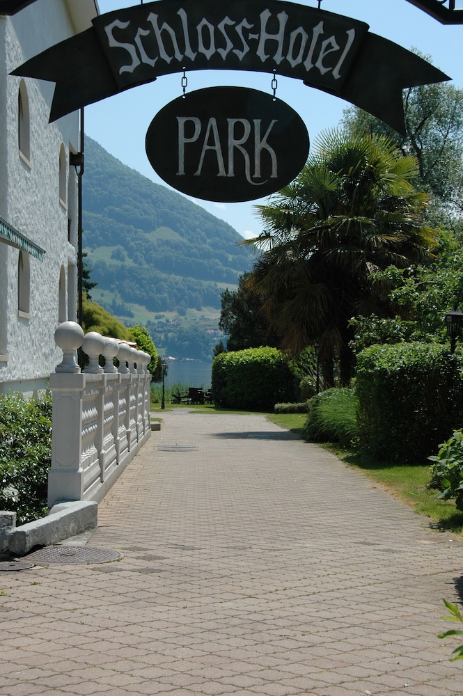 Schloss Hotel Swiss Chalet Merlischachen 49/54