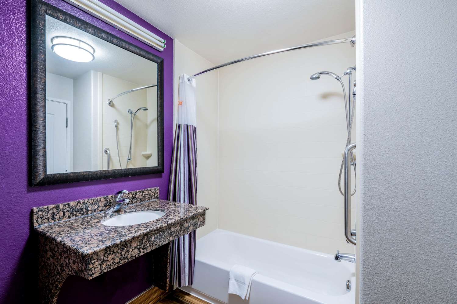 La Quinta Inn & Suites by Wyndham DFW Airport West - Bedford 41/41