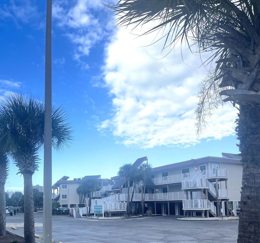 Soundside Holiday Beach Resort 10/64