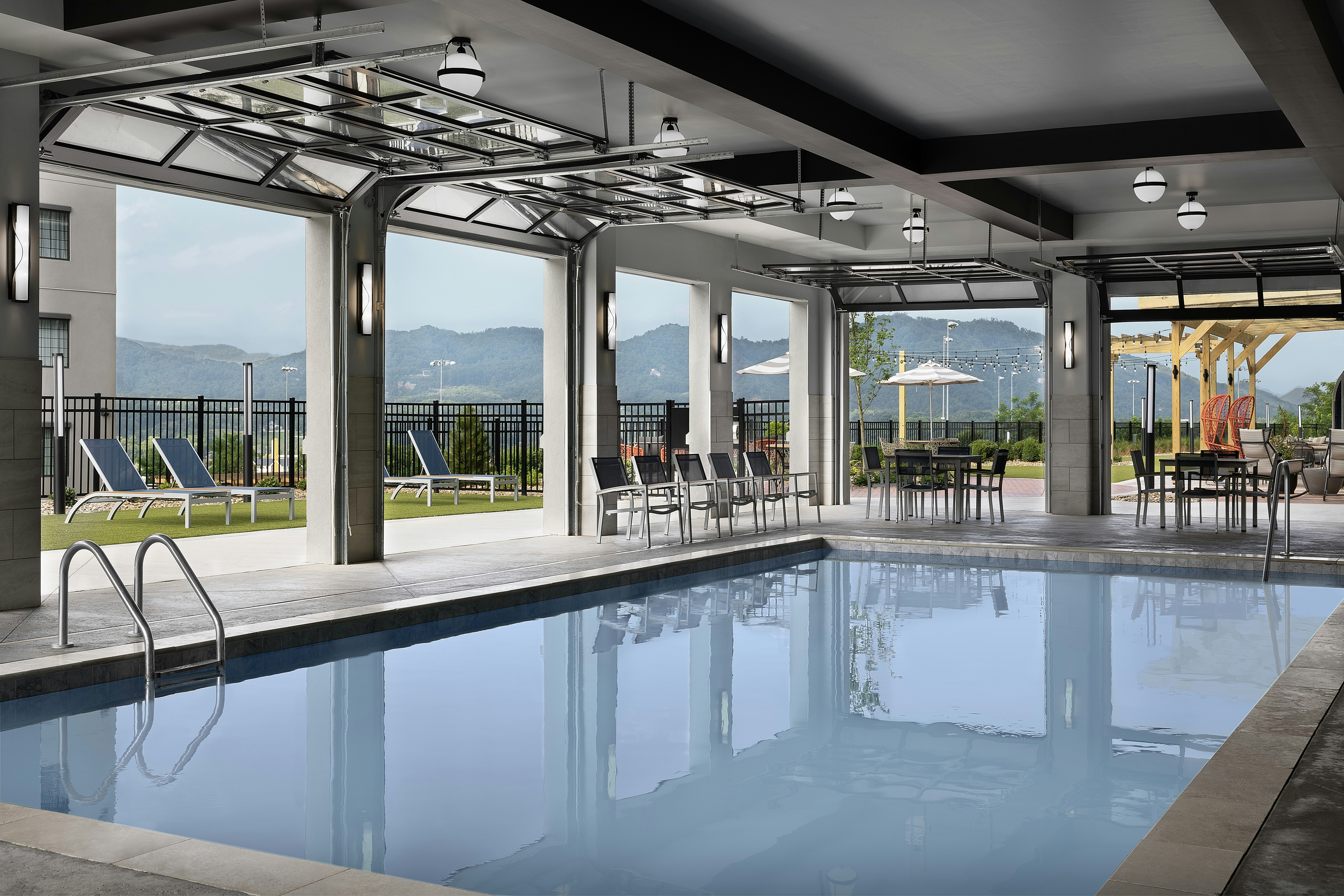 Embassy Suites by Hilton Pigeon Forge Resort 13/40