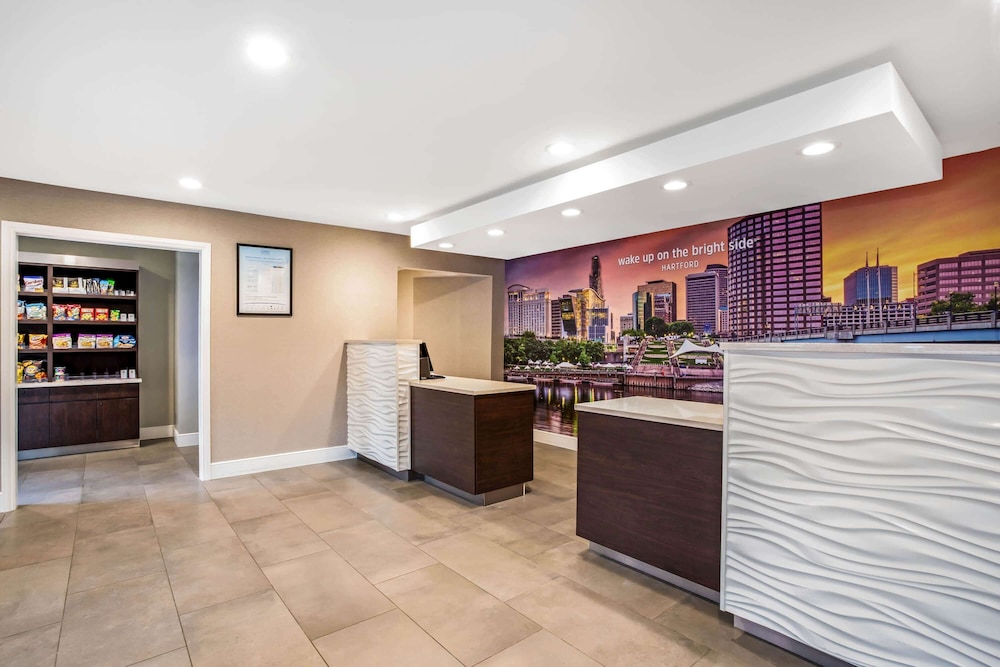 La Quinta Inn & Suites by Wyndham Hartford - Bradley Airport 11/47