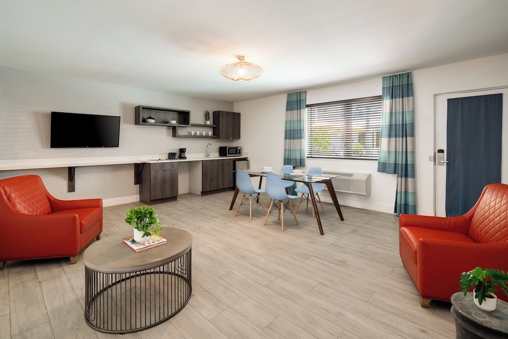 Waterside Hotel and Suites 65/86