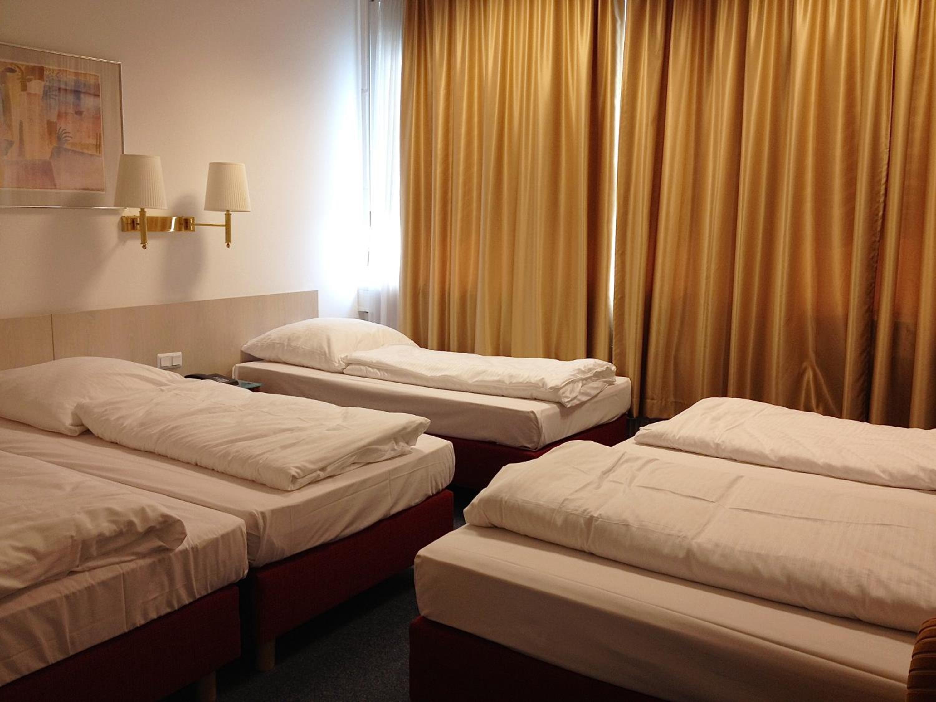 Room, Quintuple