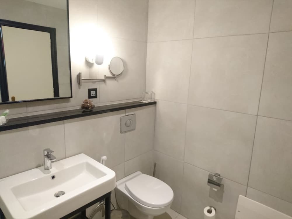 THE CONROY BOUTIQUE HOTEL 37/38