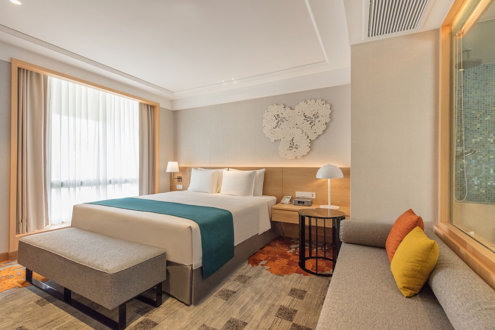 Holiday Inn Bangkok Hotel 24/76