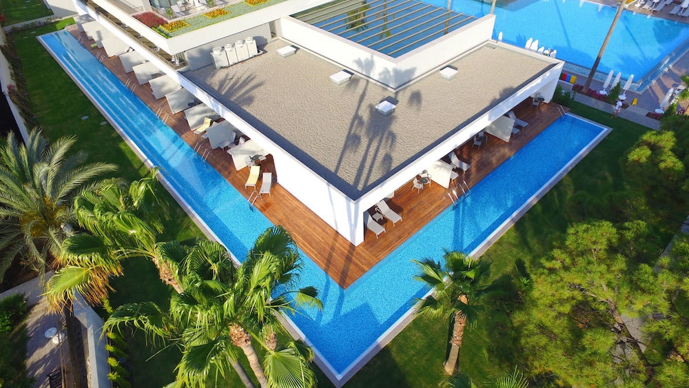 Acanthus & Cennet Barut Collection