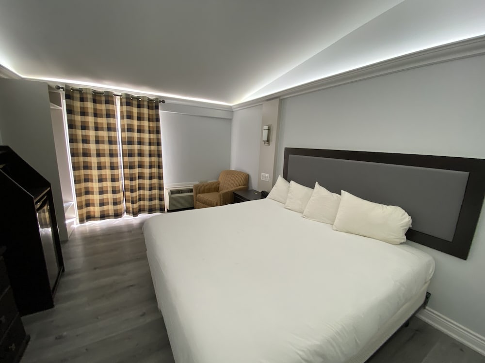 Travelodge by Wyndham Sarnia 7/40