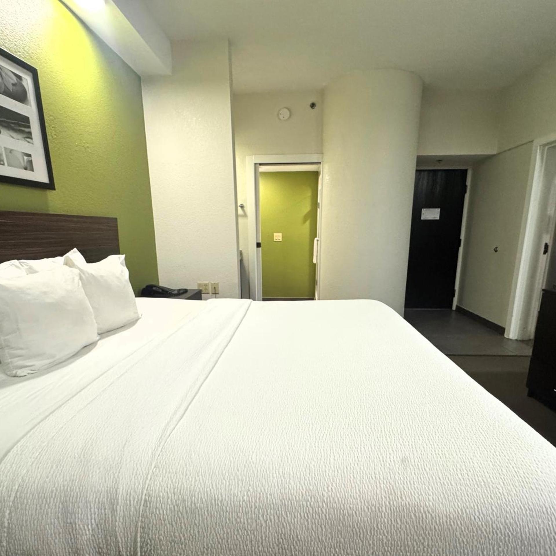 جناح بسرير كينج بغرفة نوم واحدة، Travelodge by Wyndham Flowood 2/9