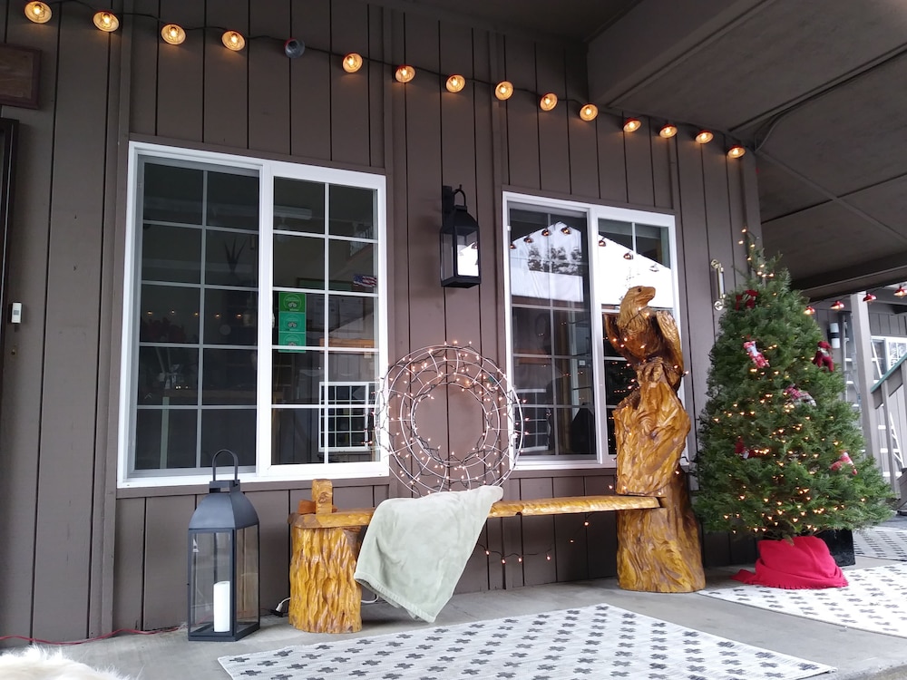 Chalet Motel Whitefish 6/64