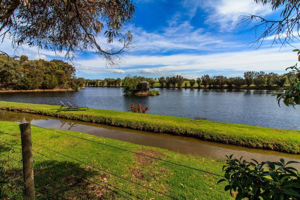 Stonewell Cottages & Vineyards 32/50