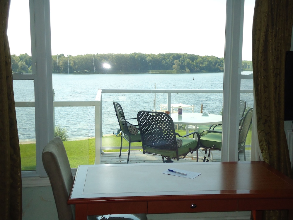 Bayside Inn & Waterfront Suites 34/40