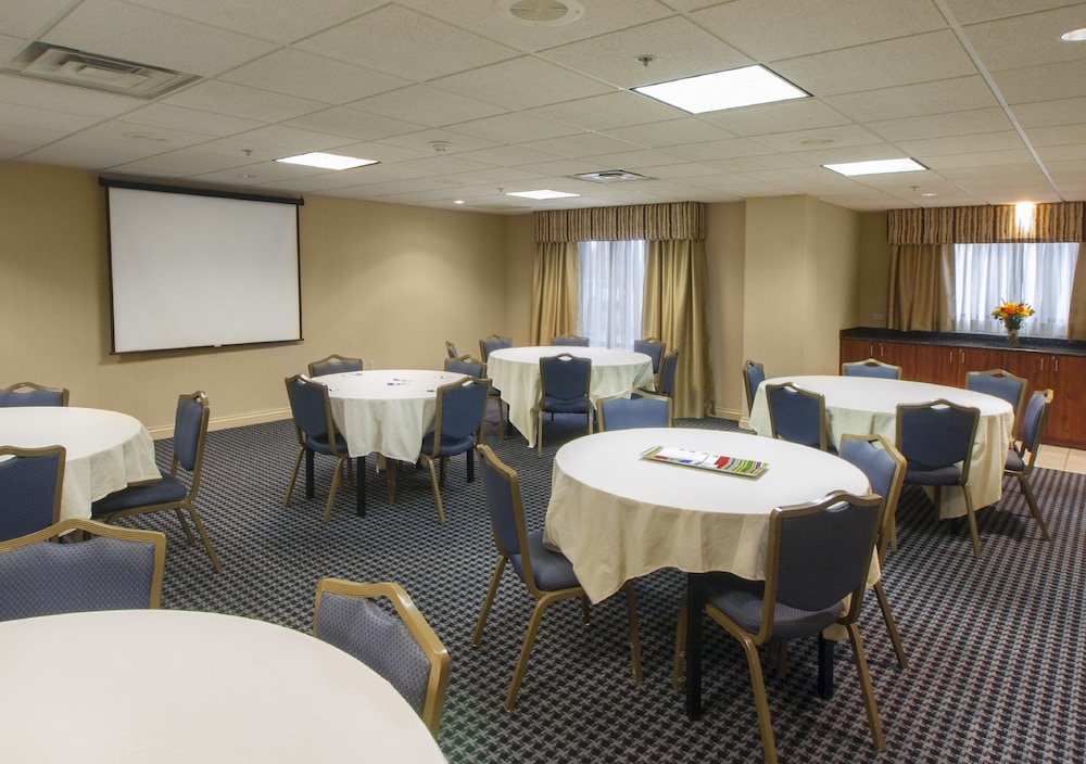 Holiday Inn Express Hotel Suites Buffalo Airport 46/58