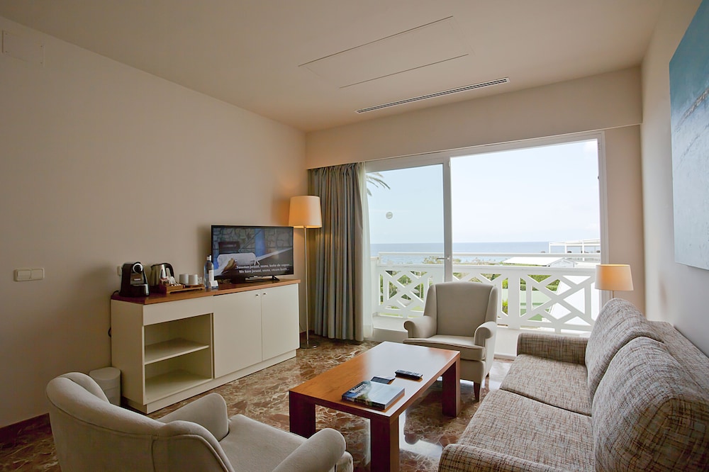 Hotel Santo Tomas - Es Migjorn Gran 32/50