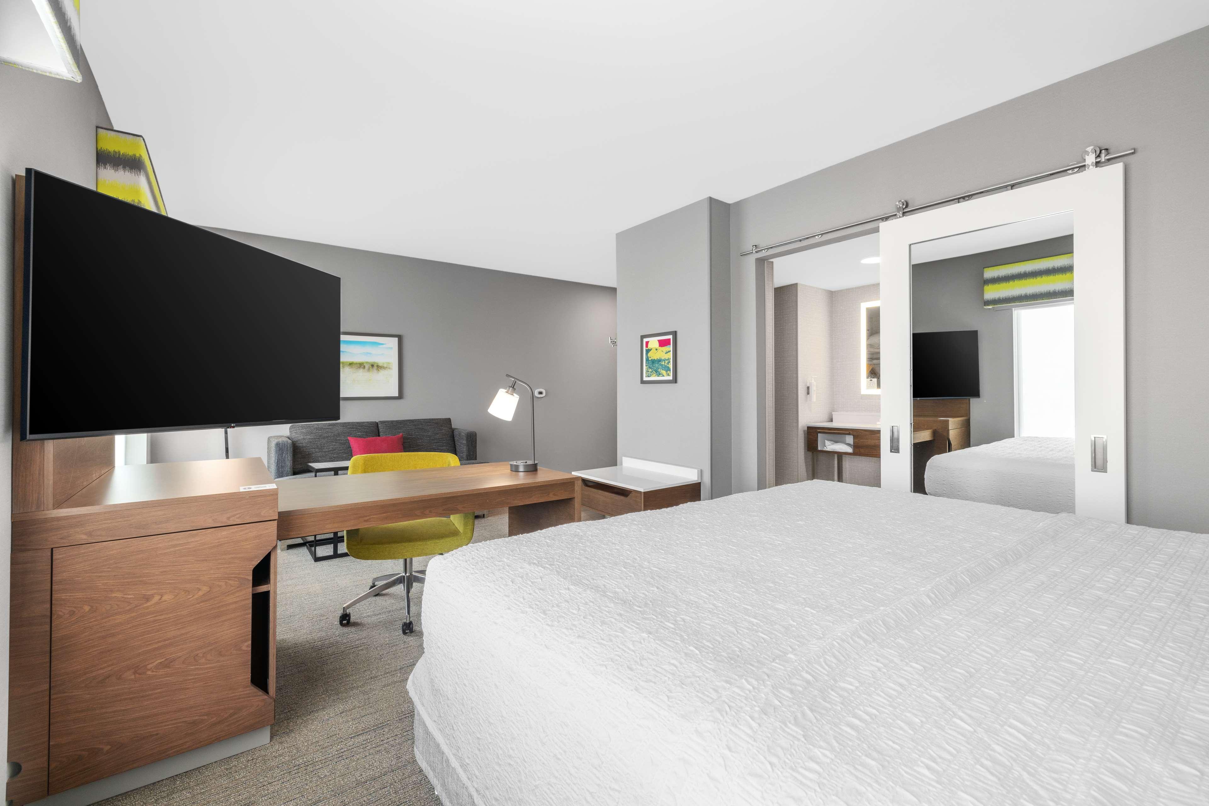 STUDIO, SUITE, KING BED