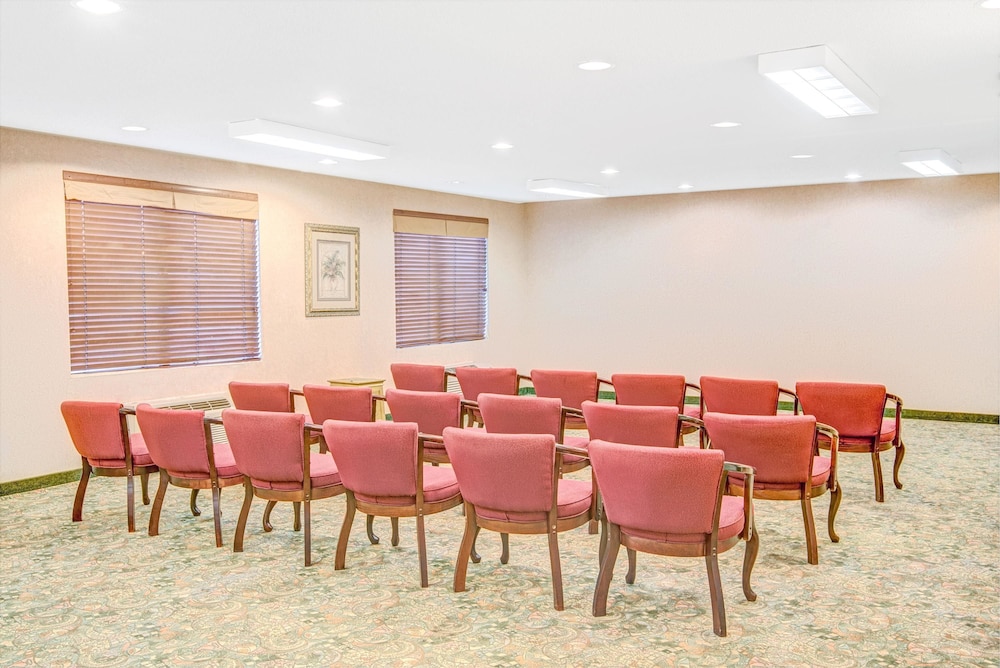 Days Inn by Wyndham Louisburg 29/44