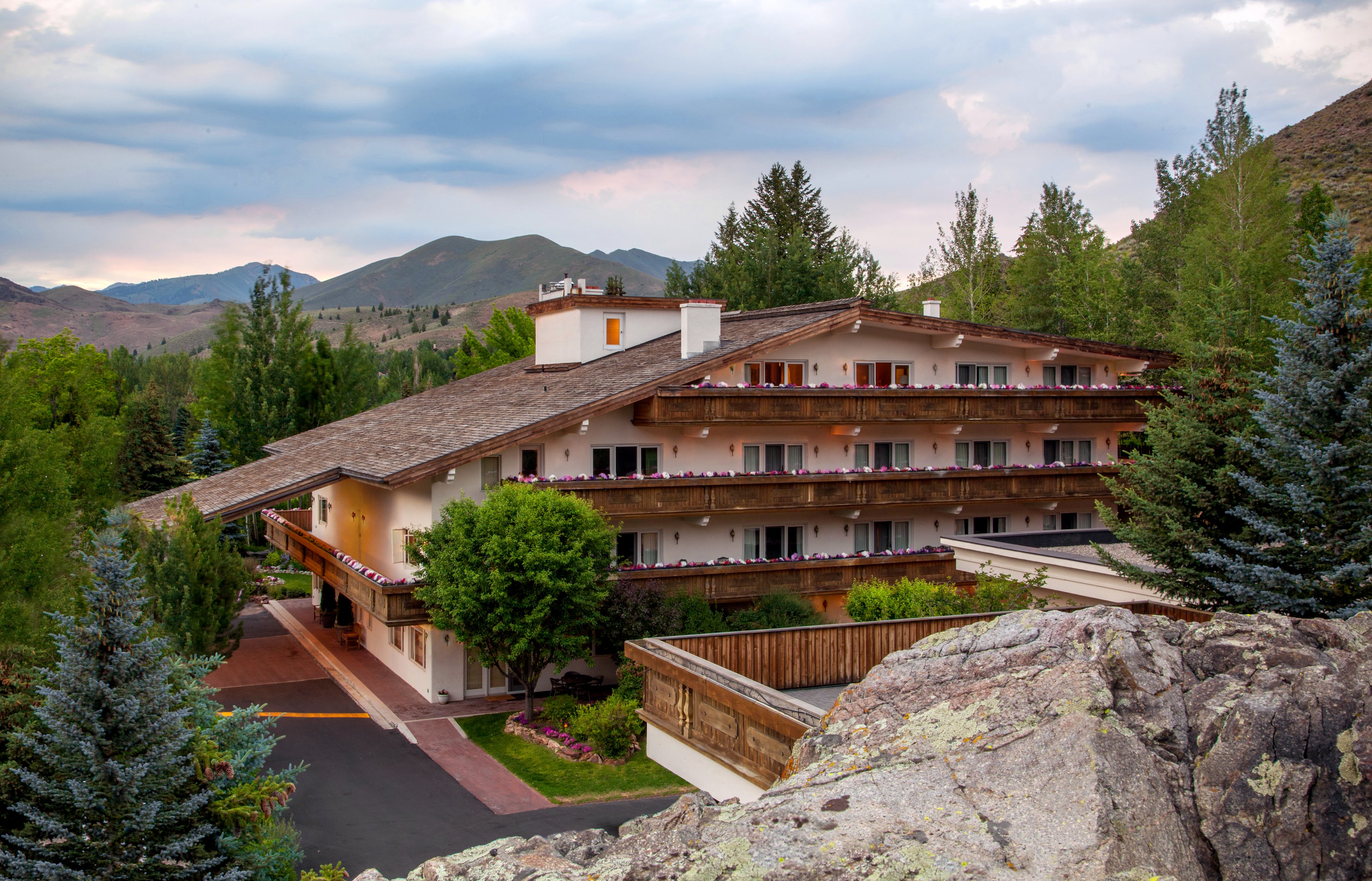 Knob Hill Inn 7/48
