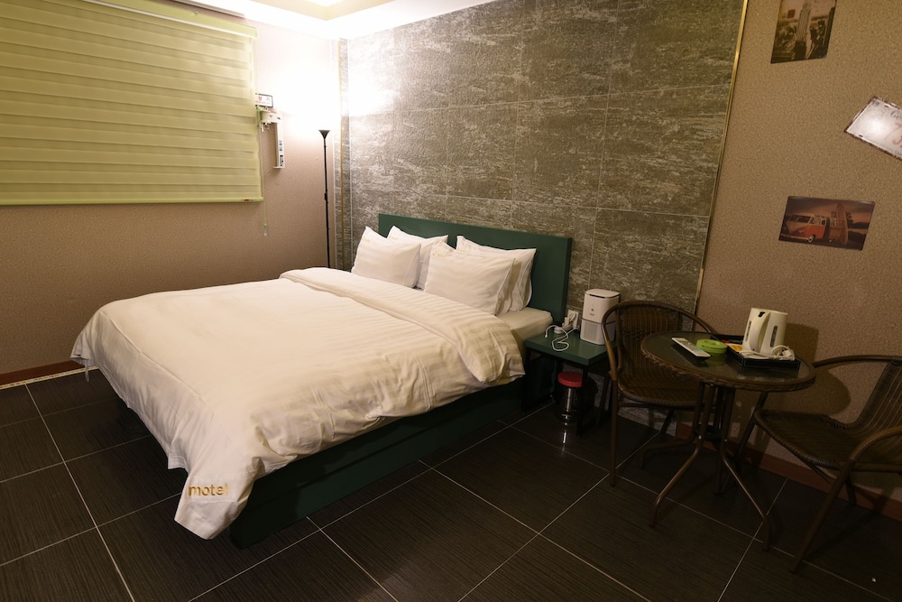 Q Motel 17/49