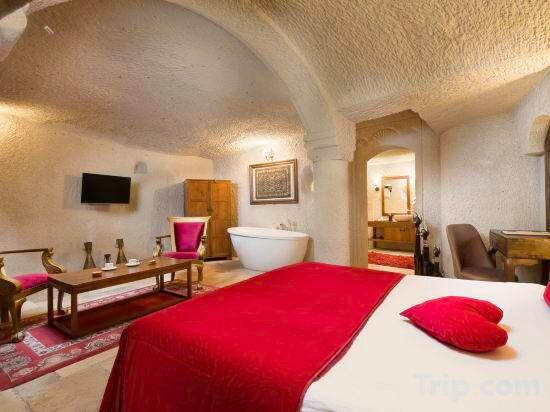 Cave, Junior Suite, Queen Bed, Bathtub