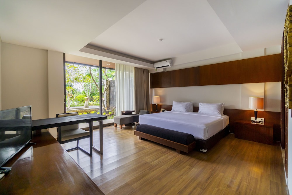 1 Bedroom, Suite, King Bed, Pool Access