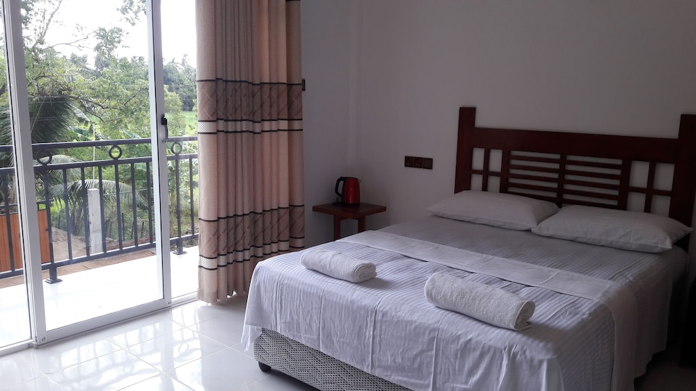 SUPERIOR, QUEEN BED