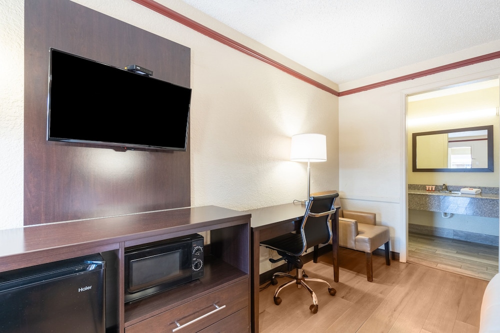 Hotel Tulsa N Sheridan Rd and Airport 18/23
