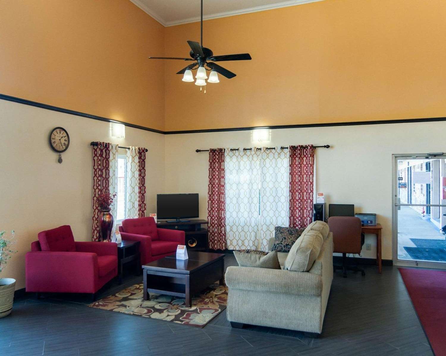 HomeStay Inn & Suites Russellville 16/33