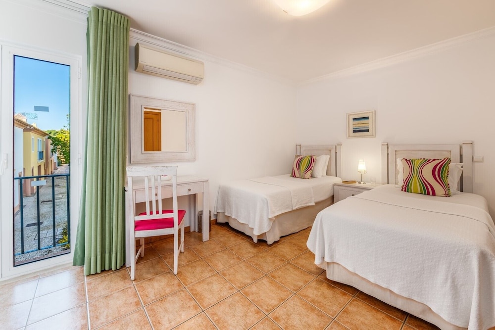 2 BEDROOMS, TOWN HOUSE