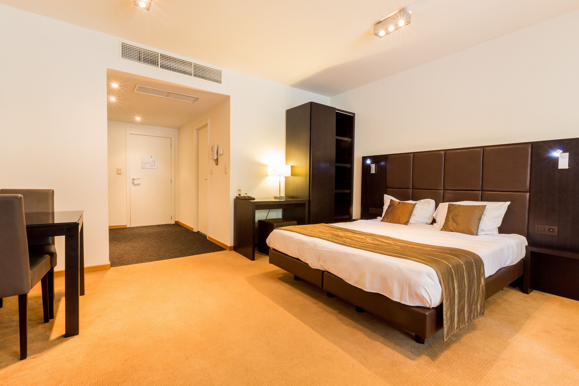 DELUXE, STUDIO, SUITE, KITCHENETTE
