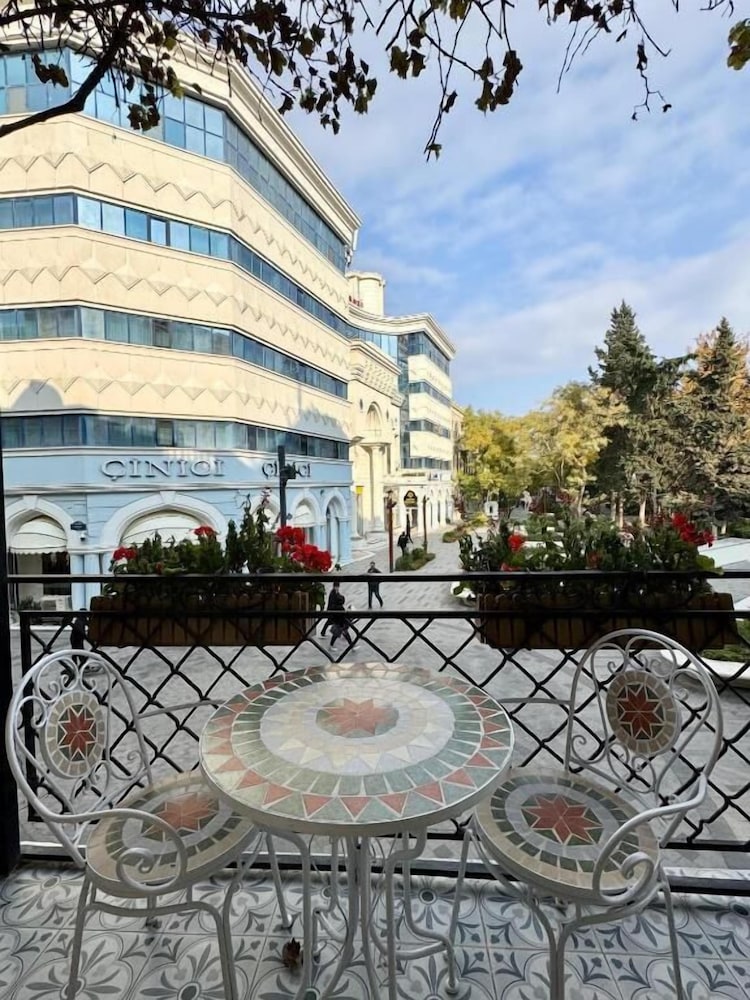 Nizami Central Park Hotel 21/23
