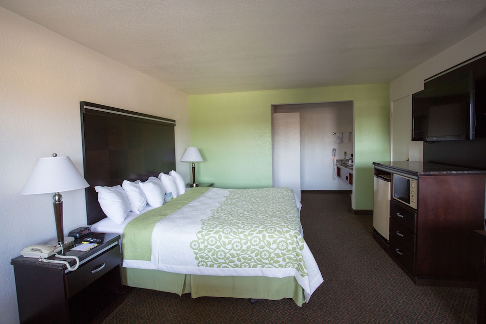 Days Inn by Wyndham Oceanside 22/40