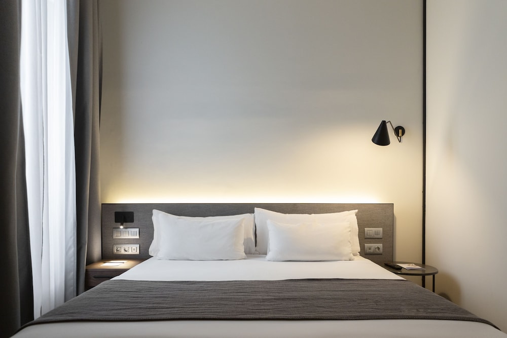 ROOM, SINGLE