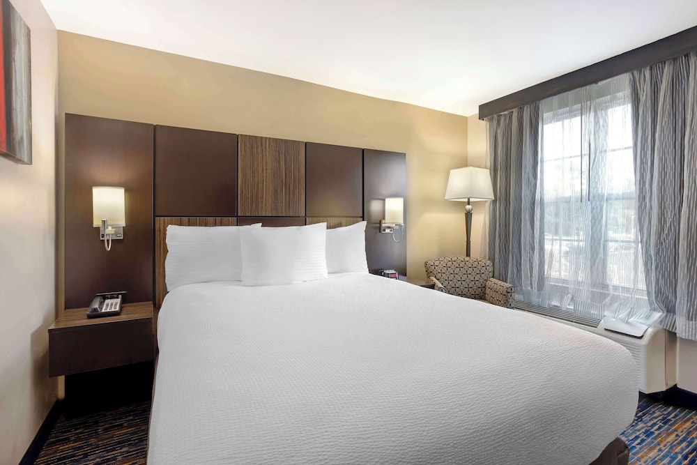 Standard, Queen Bed, Best Western Plus Fairfield Hotel 2/6