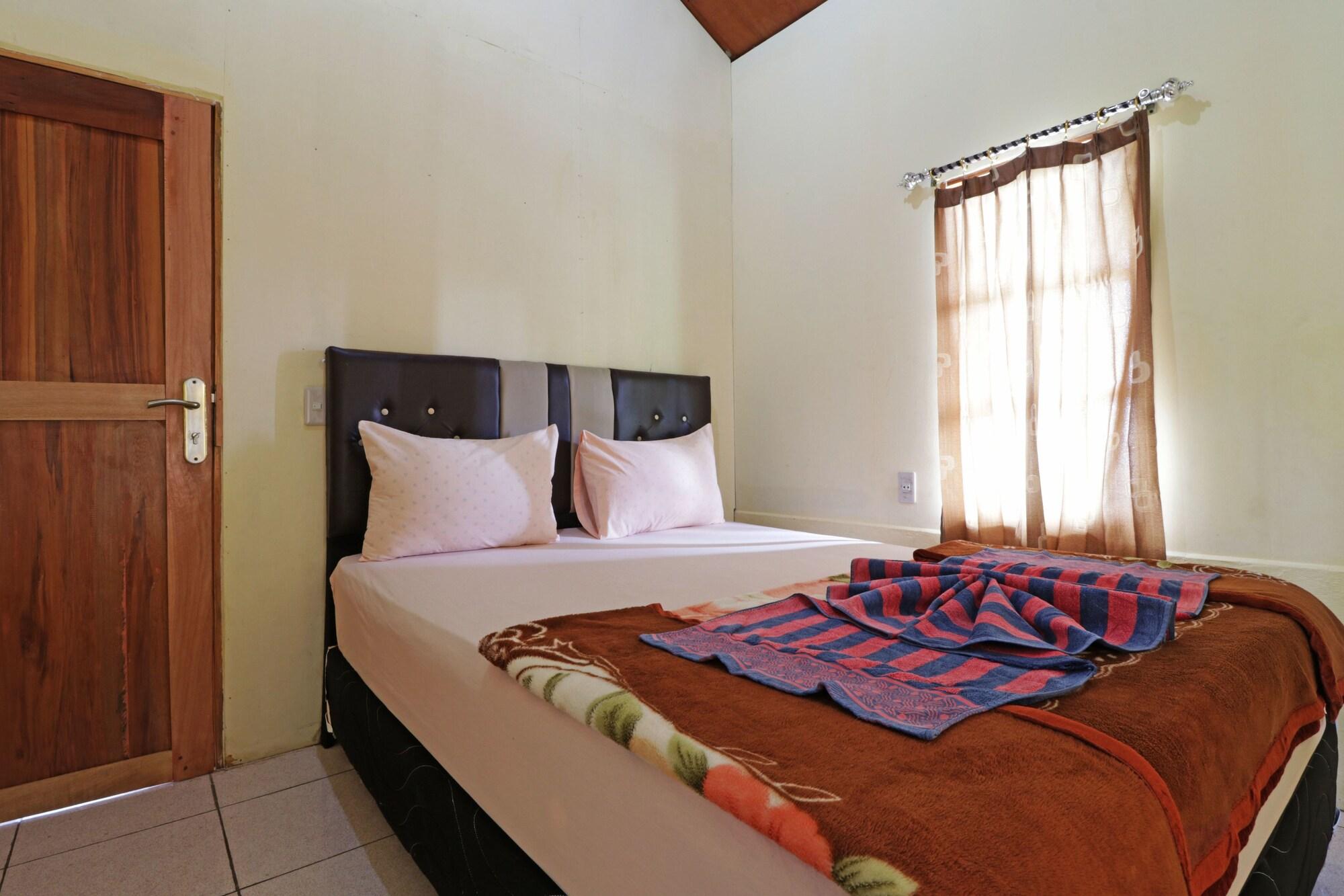 غرفة بسرير مزدوج، Tuk Tuk Timbul Bungalows by ZUZU 2/3