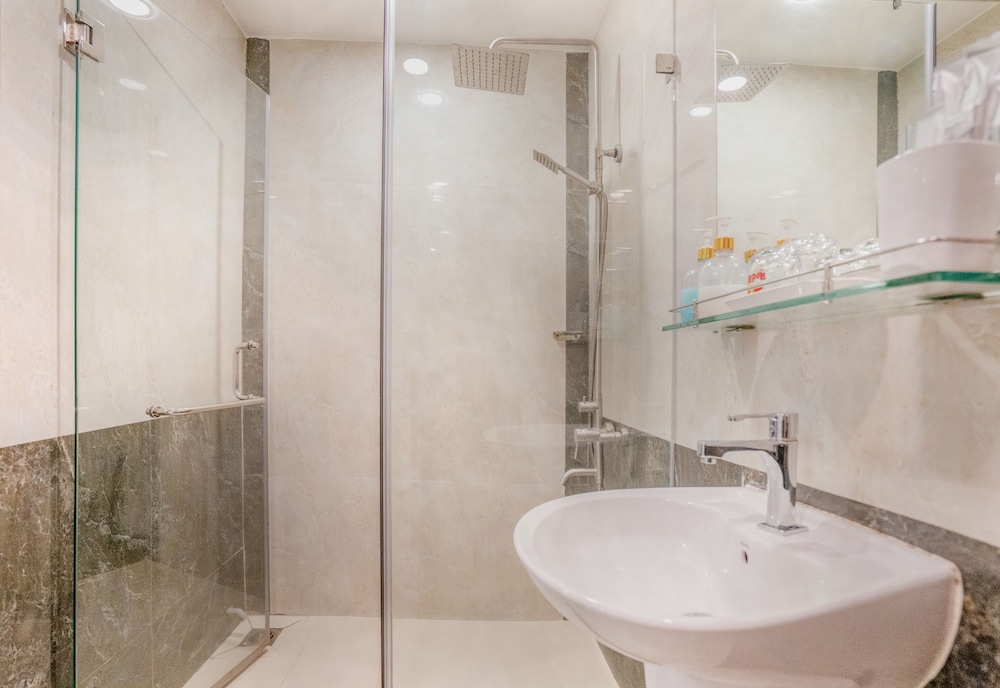 C'Lavie Hotel - Saigon Airport Hotel 46/50