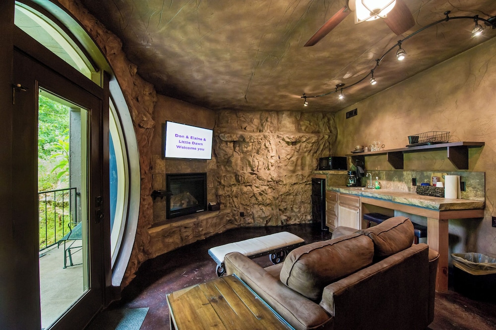 Eureka Springs Treehouses, Hobbit Caves &amp; Castles 34/52