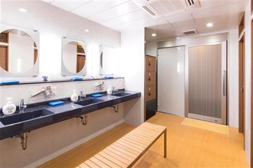 غرفة يابانية بسرير مزدوج أو سريرين منفصلين