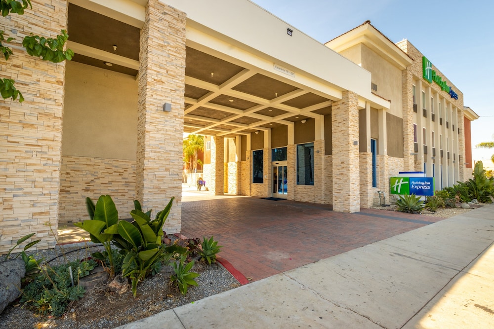 Holiday Inn Express Anaheim West 10/45