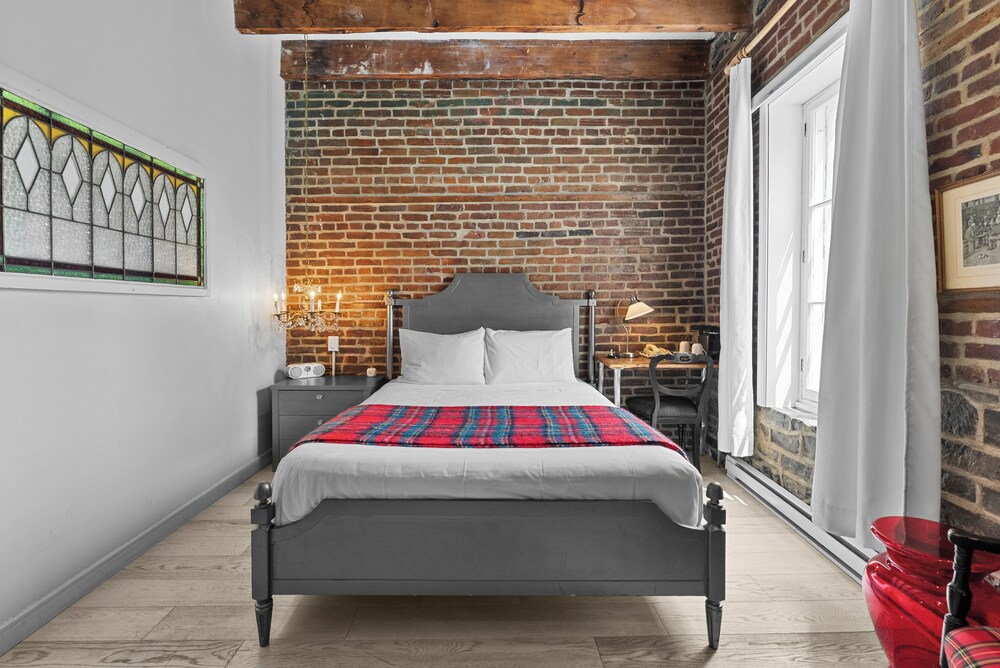 Superior, Queen Bed, City View, Attic