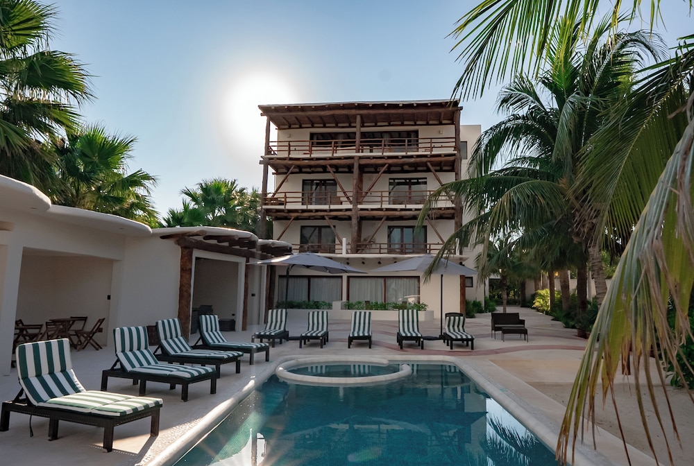 Beachfront Hotel Boutique DK 42/50
