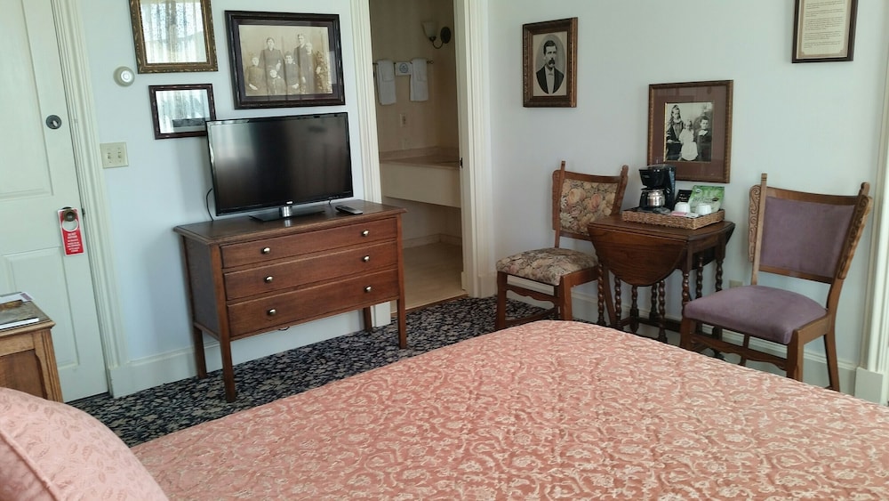 The Mendocino Hotel and Garden Suites 29/47