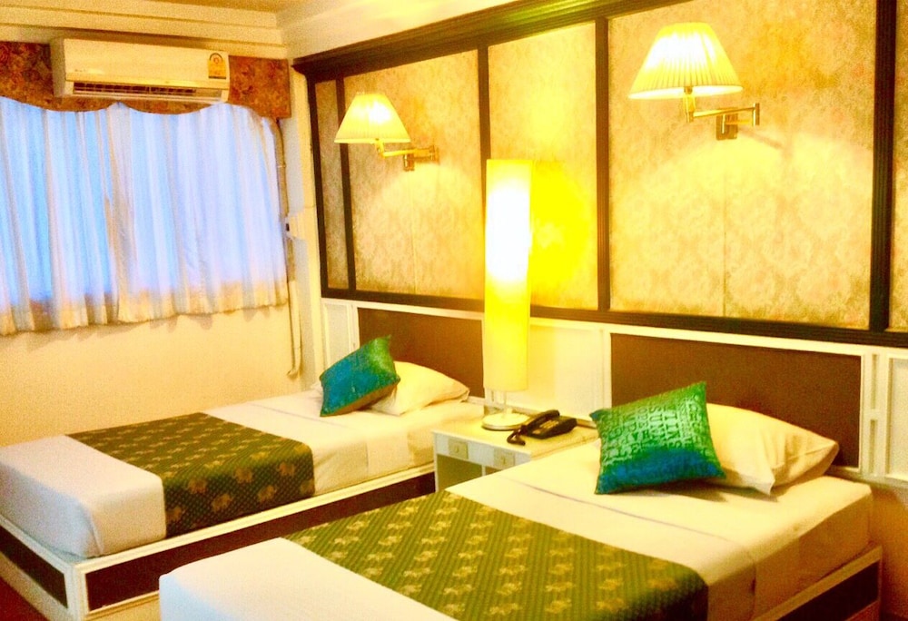 HIGHWAY HOTEL 26/32