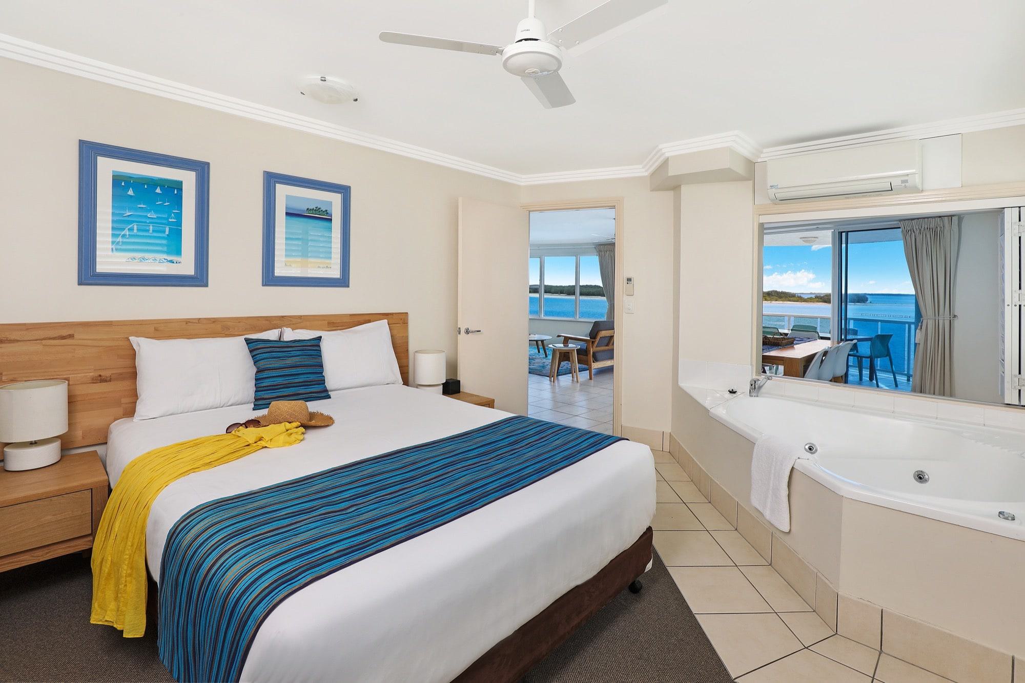 3 Bedrooms, Apartment, Water Front