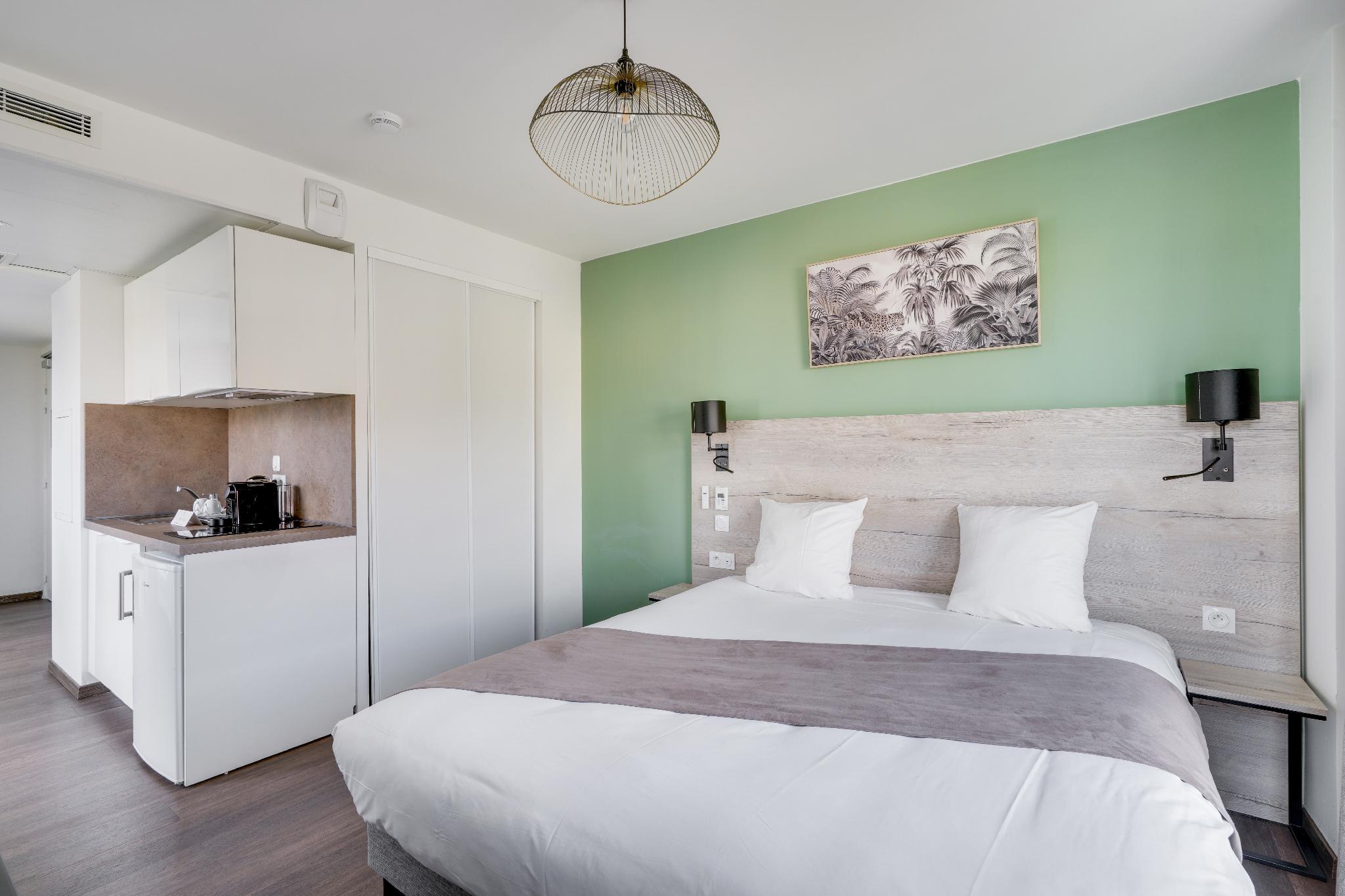2 BEDROOMS, STUDIO