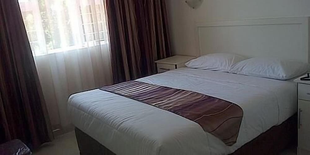 The Royal Ushaka Hotel 7/16