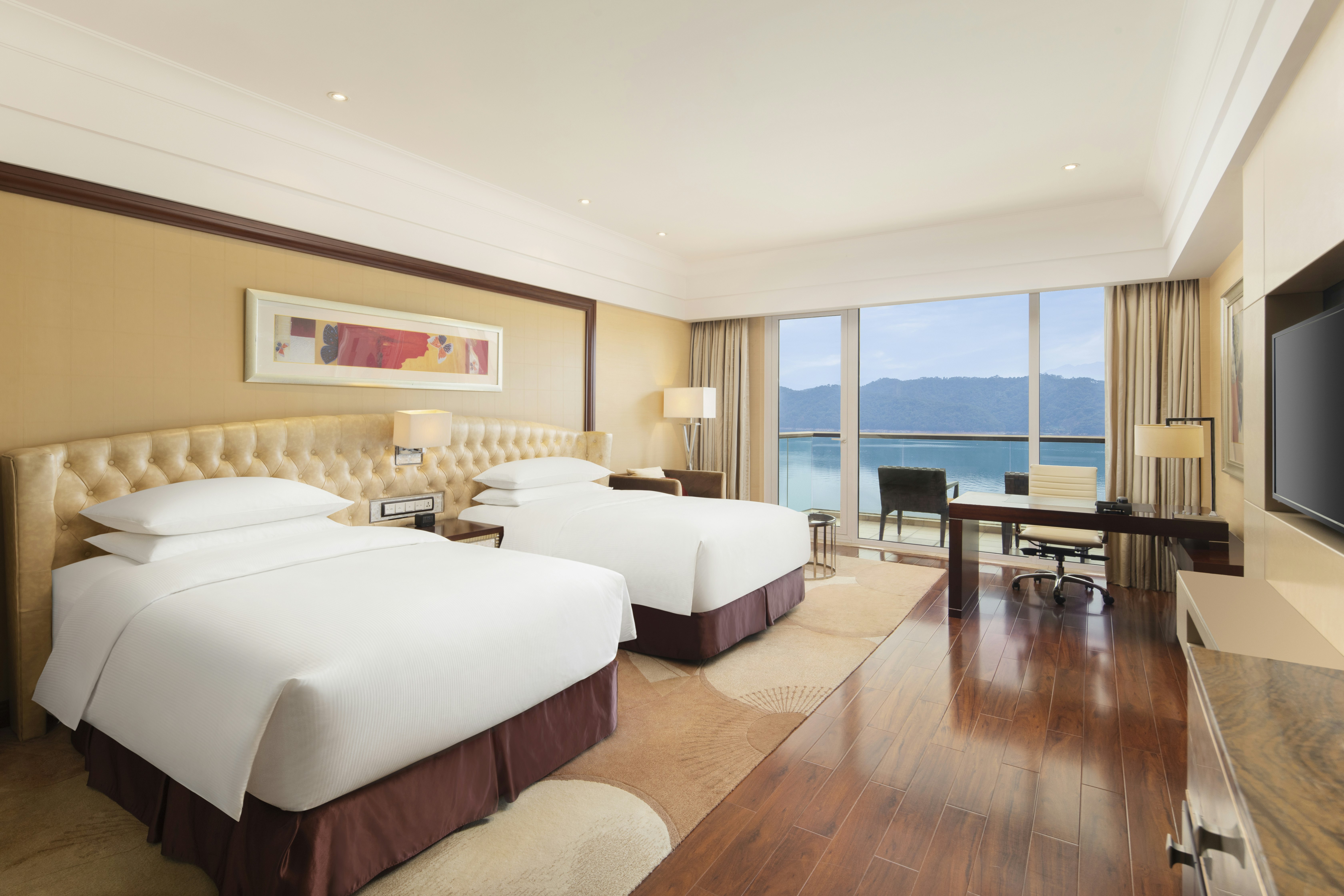 GRAND, TWIN BEDS, LAKE VIEW