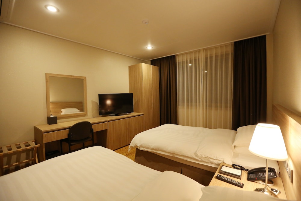 Palgong Emillia Hotel 11/34