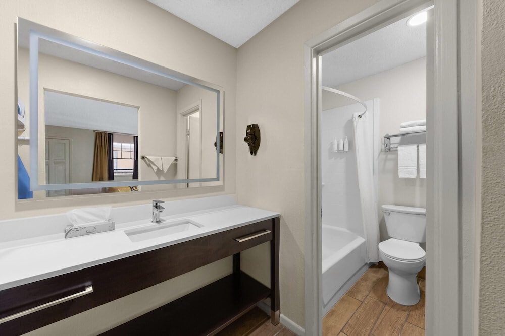 Super 8 by Wyndham New Orleans 40/43