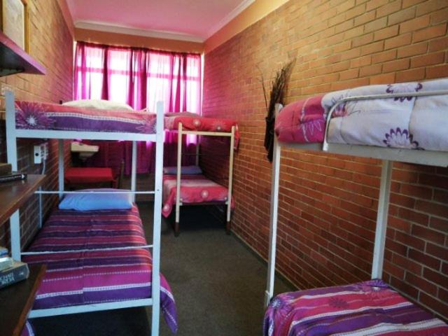 Dirkie Uys Backpackers 6/31